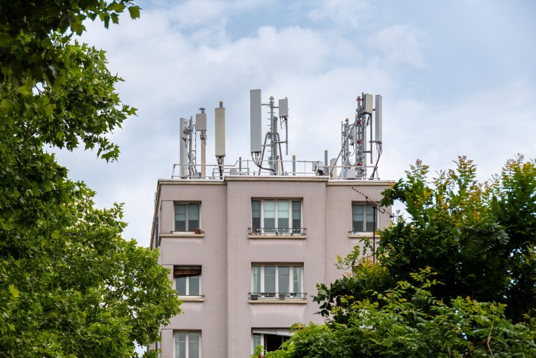 Antennes 4G et 5G sur le toit d’un immeuble