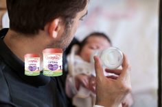 Un papa donne le biberon à son bébé
