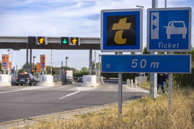 Un panneau indiquant un péage à télépéage sur l'autoroute