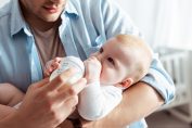Un papa donne le biberon à son bébé