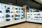Le rayon bijoux et sacs de luxe d'un Cash converters