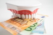 Des machoires tiennent des billets en euros