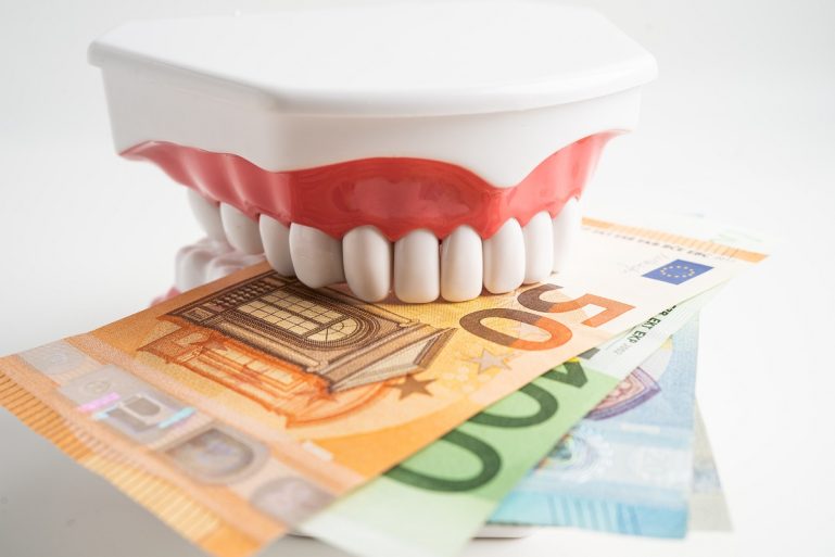 Des machoires tiennent des billets en euros