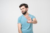 Un homme qui affiche sa désapprobation