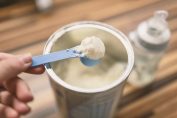 Une boite de lait infantile en poudre