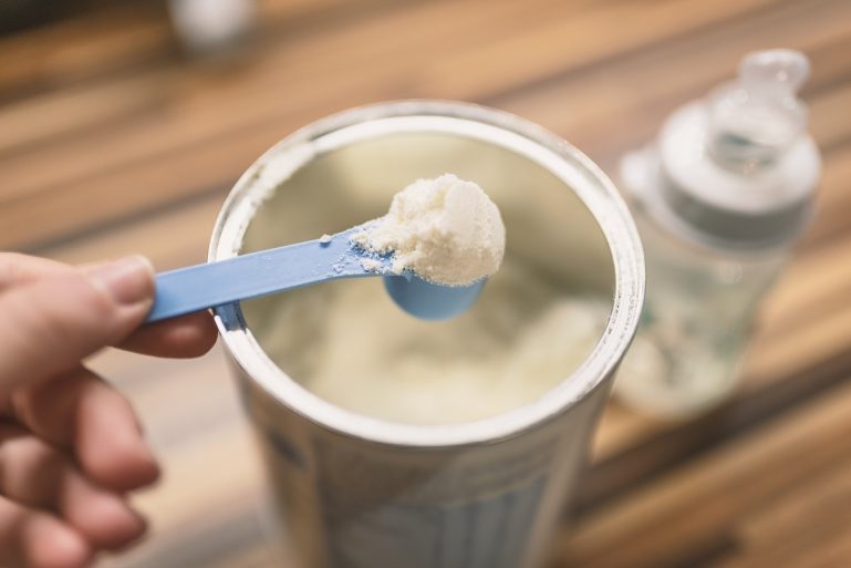 Une boite de lait infantile en poudre