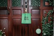Un sac Uber Eats accroché à une porte
