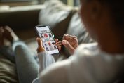 Une femme achète des vêtements de seconde main sur une appli