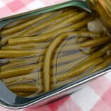 Boîte de haricots verts sur une nappe à carreaux