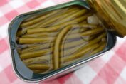 Boîte de haricots verts sur une nappe à carreaux