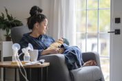 Une maman et son bébé devant des tire-lait