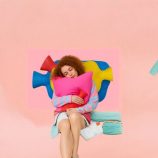 Une jeune femme avec une bouillotte sur le ventre