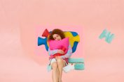 Une jeune femme avec une bouillotte sur le ventre