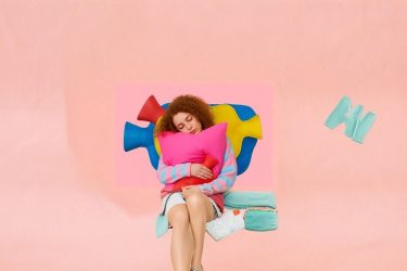 Une jeune femme avec une bouillotte sur le ventre