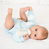 Un bébé avec son biberon