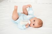 Un bébé avec son biberon