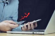 Une courbe signifiant la hausse des frais bancaires
