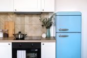 Réfrigérateur bleu dans une cuisine