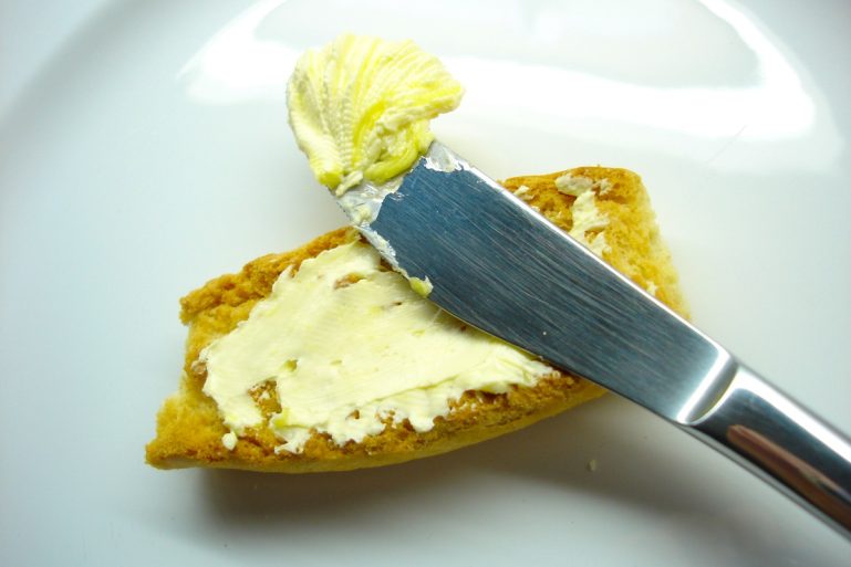 Un krisprolls avec du beurre dessus