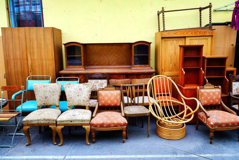 Des meubles dans une brocante