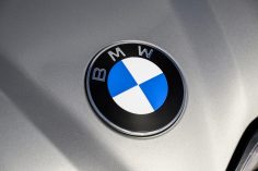 Un logo BMW sur une voiture