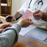 Un homme tend un permis de conduire à un médecin