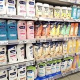 Des recharges de gel douche dans un magasin