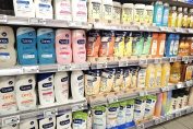 Des recharges de gel douche dans un magasin