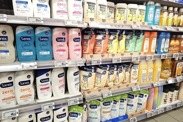 Des recharges de gel douche dans un magasin