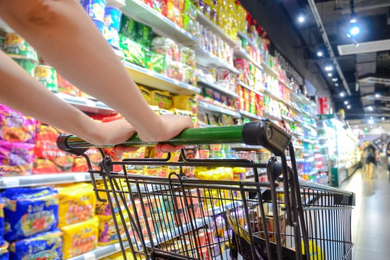 U chariot dans un supermarché
