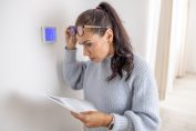 Une femme étonnée par sa facture d'électricité